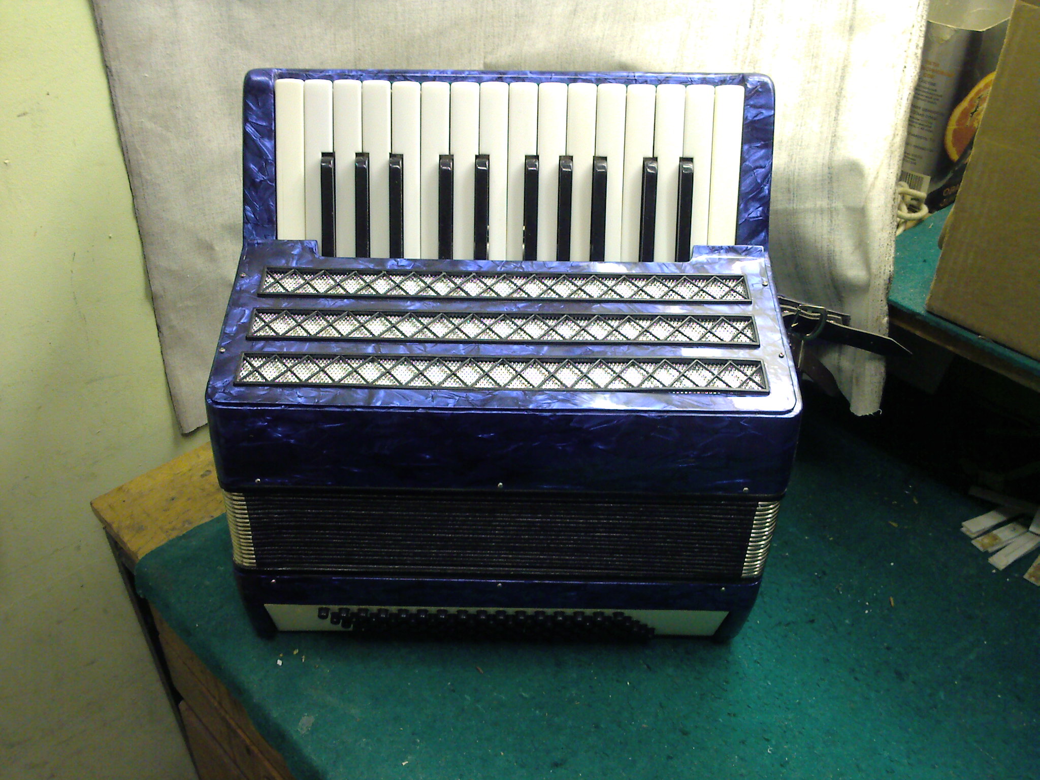 Ремонт баянов. Баян кировский 1. Кнопочный аккордеон weltmeister. Аккордеон починка. Меха баяна.